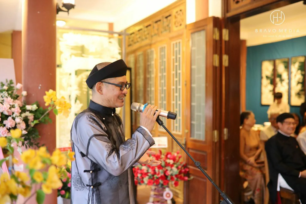 Chụp hình cổ kính tại Huế