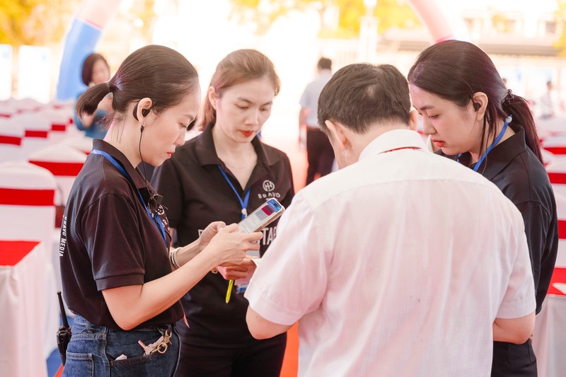 Đội ngũ nhân sự chuyên nghiệp đến từ Bravo Media 