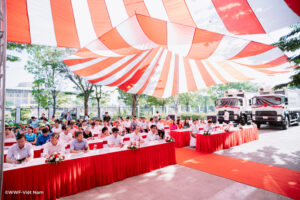 Lễ bàn giao 2 xe ép rác trị giá gần 10 tỷ đồng cho thành phố Huế.